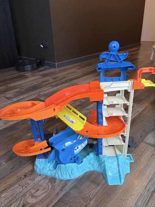 Hot Wheels Attacking Shark Escape Playset