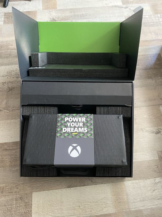 Xbox series x 1tb с 9 игри