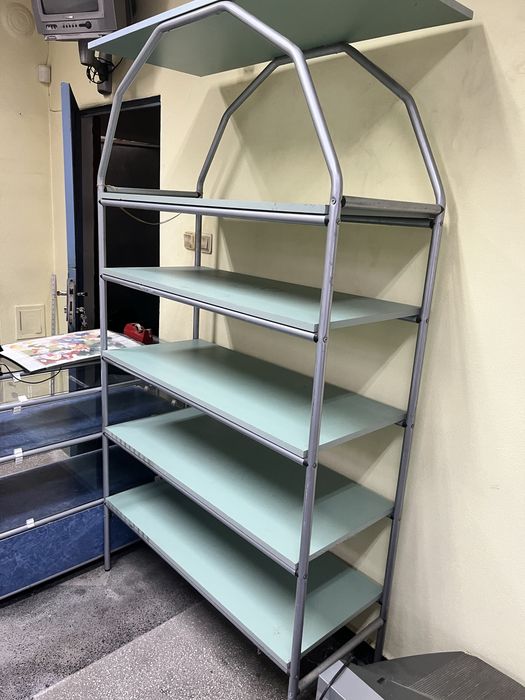 Стелажи за магазин