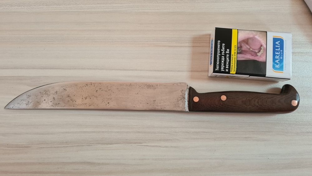 нож.                             .