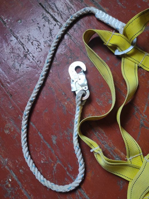 Продам пояс страховочный альпениский.