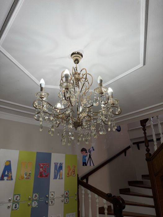 Люстра средняя.