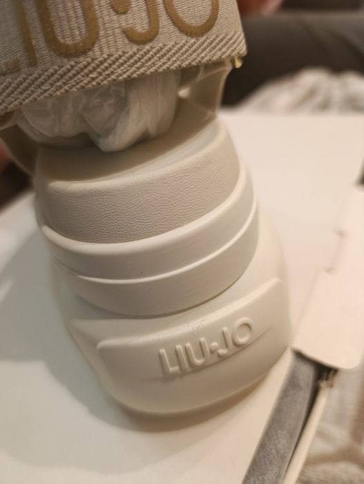 НОВИ оригинални сандали Liujo