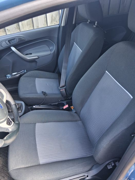 Vând Ford Fiesta