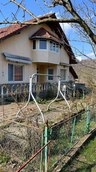 Vând casa la Orosfaia
