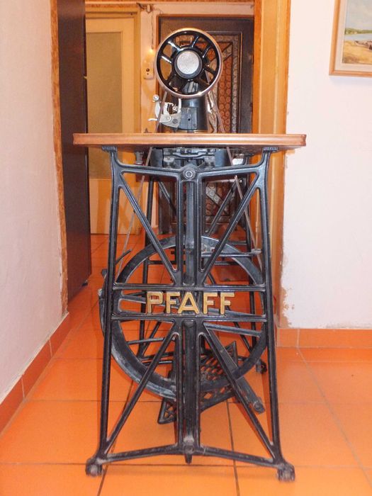 Masina de cusut veche functionala Pfaff 31 fabricata in Germania