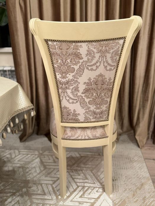 Стол со стульями