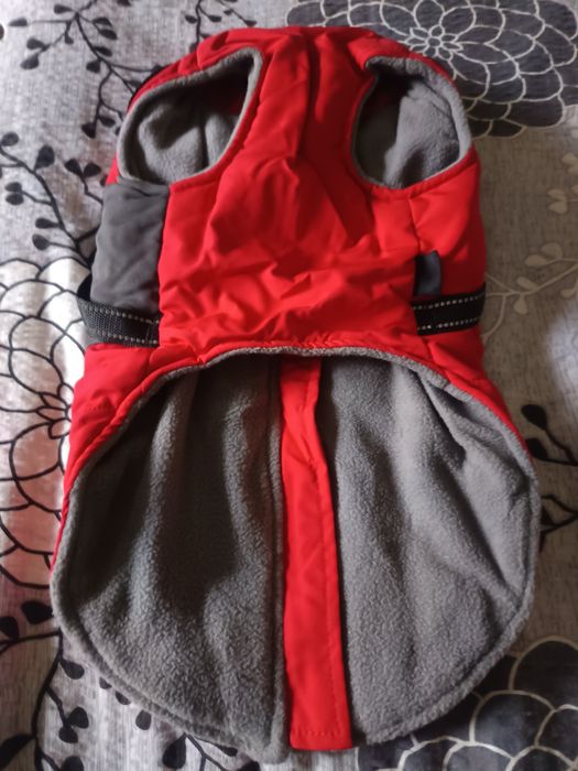 Vând hăinuță pt câini de talie mică sau mijlocie