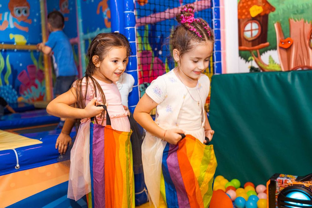 Аниматор, Арка балони, Костюми на герои, Машина за балончета, Фотограф
