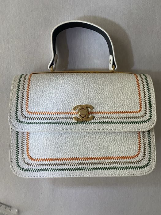 Бяла дамска чанта