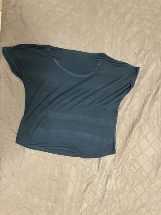 Дамска черна блуза с паднало рамо