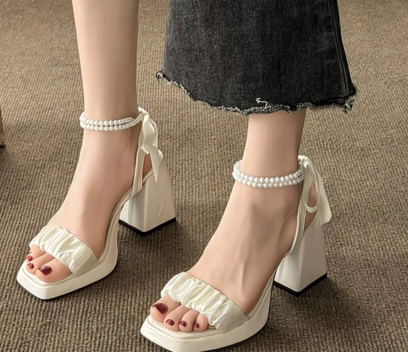 Туфли 39 размер новые с бусинами и лентами