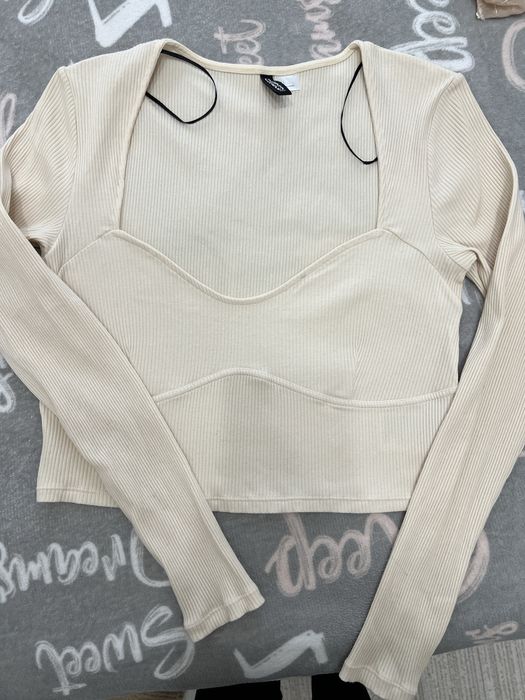 Блузи и рокли.