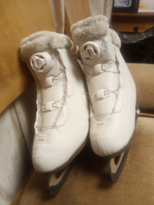 Дамски кънки за фигурно пързаляне