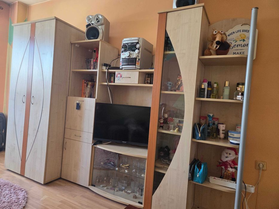 Продавам секция + легло с ракла към него. Също така тоалетка + 2 нощни шкафчета.