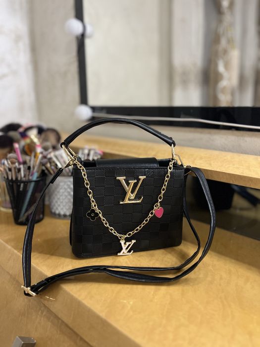 Geantă neagră Louis Vuitton, cu lanț auriu si accesorii – elegantă