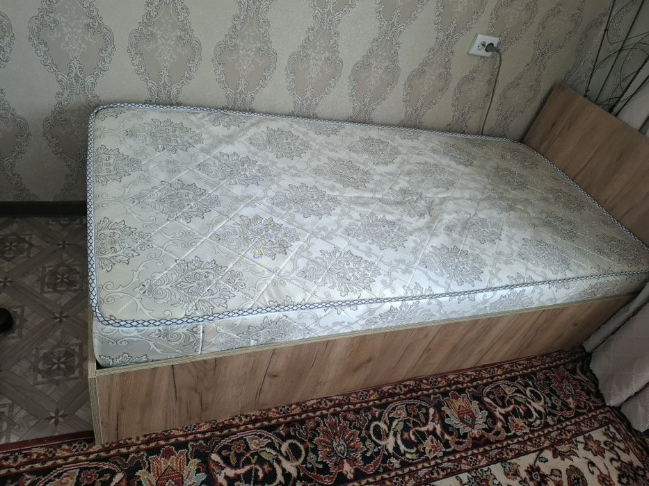 Продам одноместный кровать с матрасом