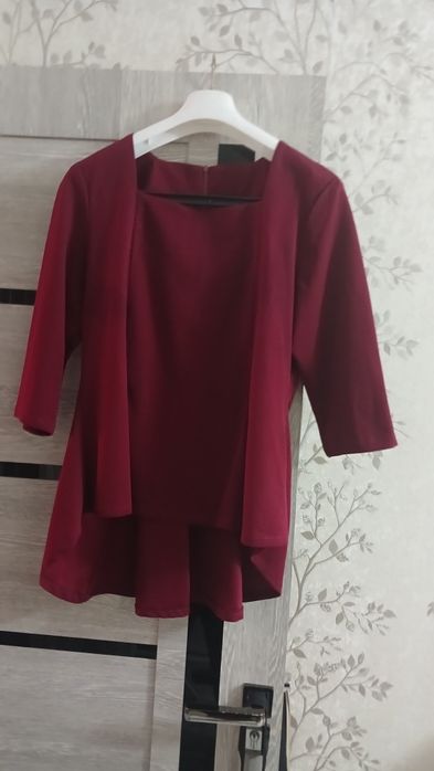 Костюм в отличном состоянии цвет бордовый, размер 50-52