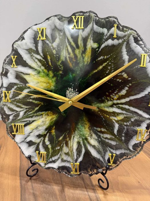 Голям дизайнерски часовник, изработен на ръка с луксозни материали