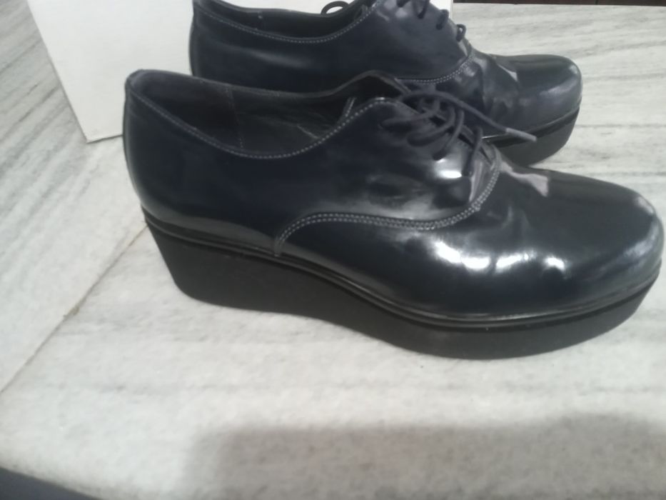 Продаются лаковые туфли