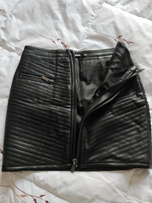 Кожена дамска пола с активен цип отпред