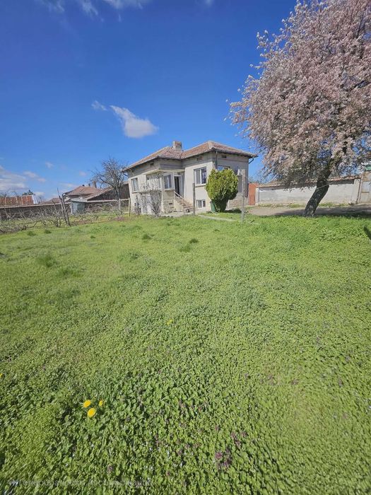 Хубава къща на два етажа в село Бъзън, област Русе