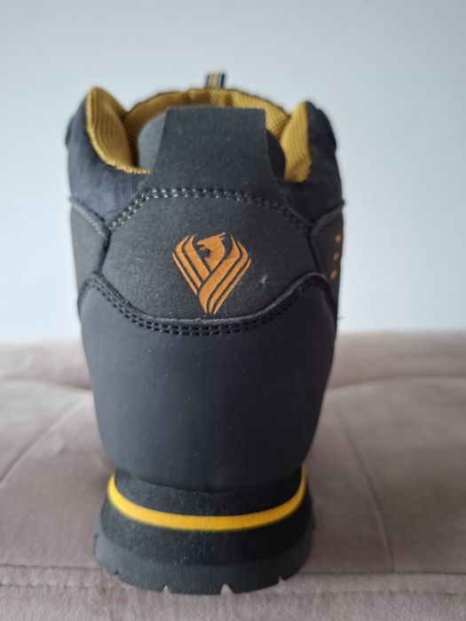 Продавам високи ,мъжки туристически обувки