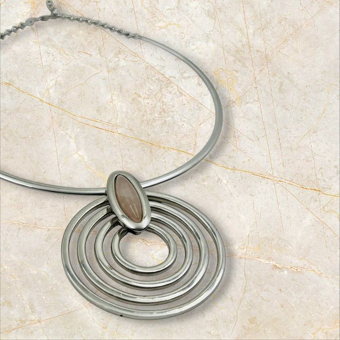 Nuovegiote сребърно твърдо колие с розов кварц