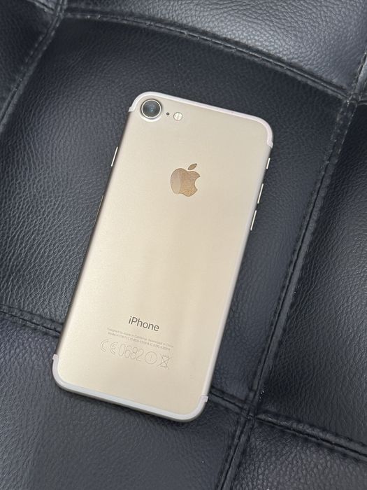 Продаю Iphone 7 золотой