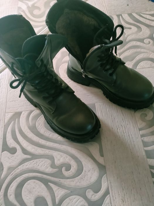 Продам женские зимние ботинки