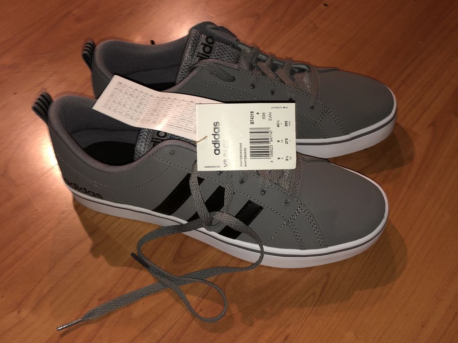 Чисто нови, неносени обувки на Адидас