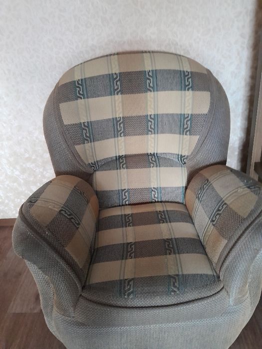 Продам трельяж и диван