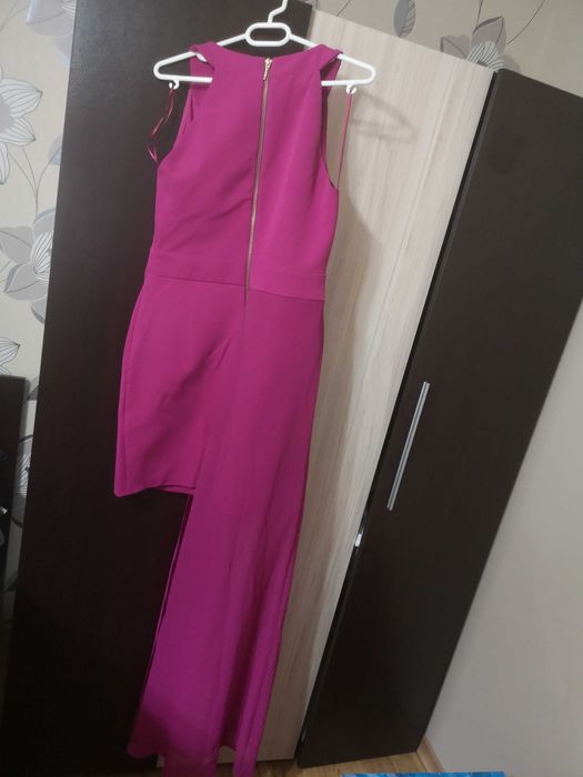 Къса рокля със ефектен детайл отстрани