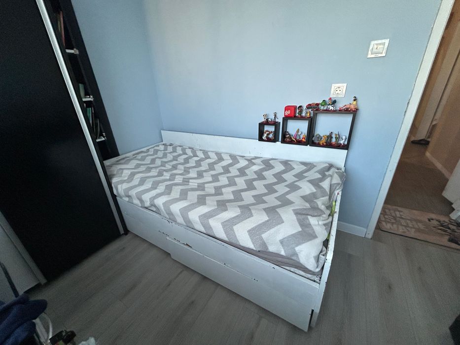 ПОДАРЯВАМ! Единично легло 200x90 с 2 чекмеджета