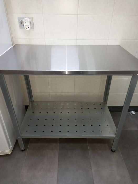 Стол разделочный производственный из нержавейки.
