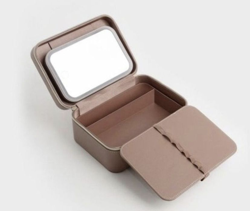 Cutie make up/cosmetice cu oglindă luminoasă Avon Vanity Case