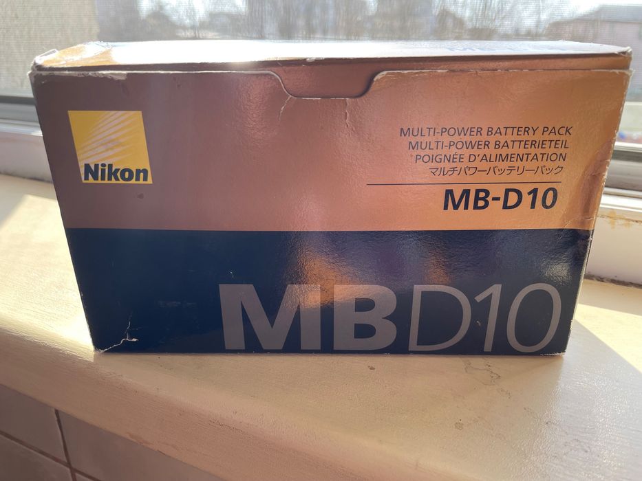 Nikon MB-D10 + 3 baterii EN-EL3e originale + încărcător MH-18a