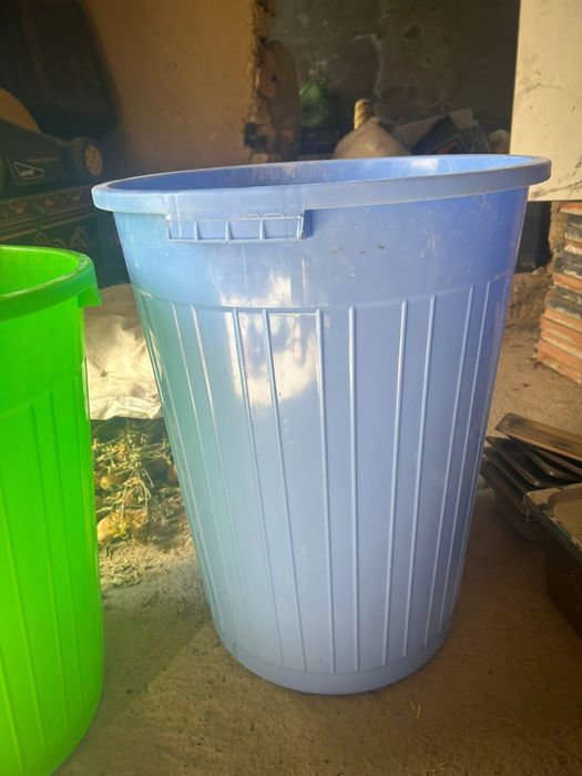 Мусорный бак с крышкой