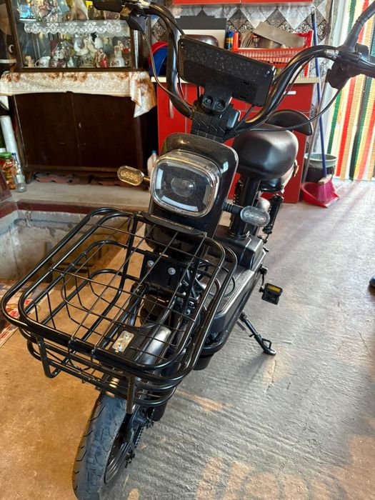Scuter electric cu pedale