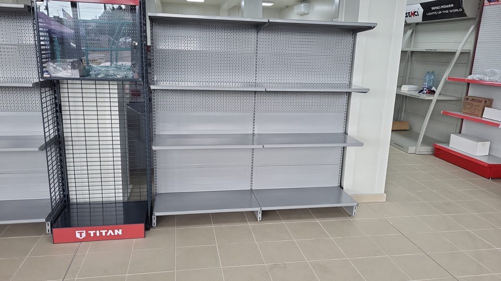 Rafturi de magazin cu agatatori spatare perforate