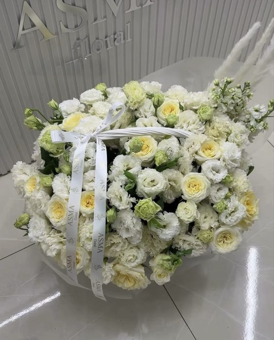 Цветы корзина белые розы