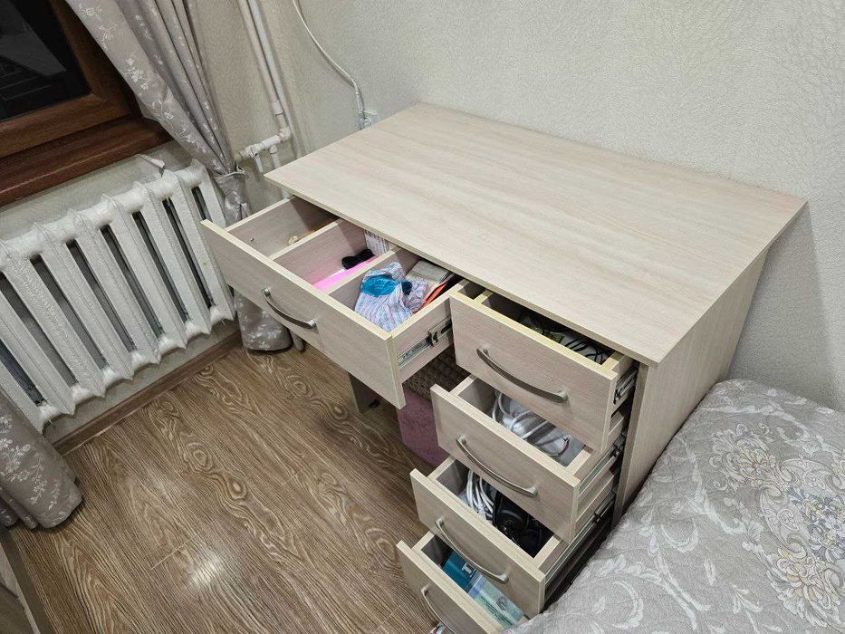 Комплект мебели - кровать, стол, шифоньер