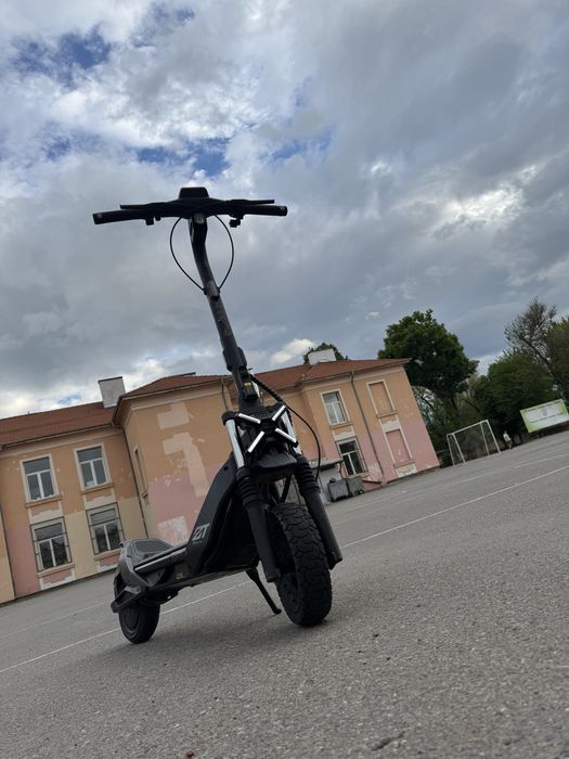 Продавам електрическа тротинетка segway ZT3 pro