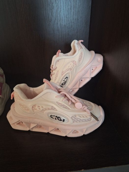 Vând adidasi , o pereche a fost purtata odată cea roz cu alb