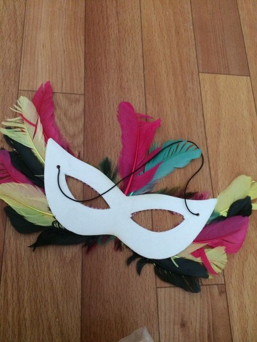 Карнавальная маска с перьями