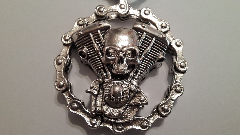 Pandantiv stil biker ori cu dragon.