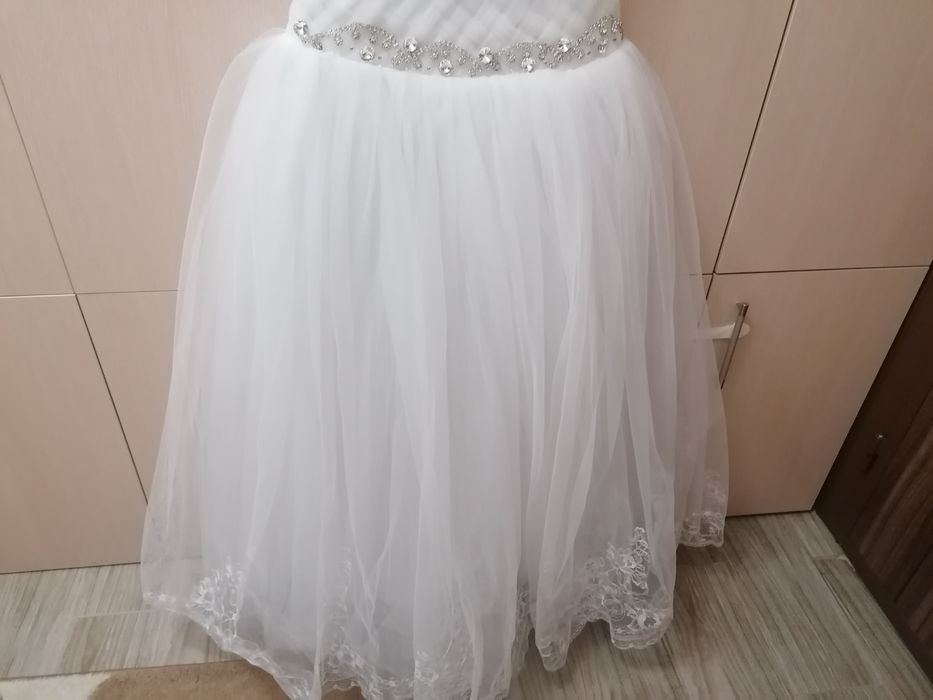 Сватбена рокля с обръч