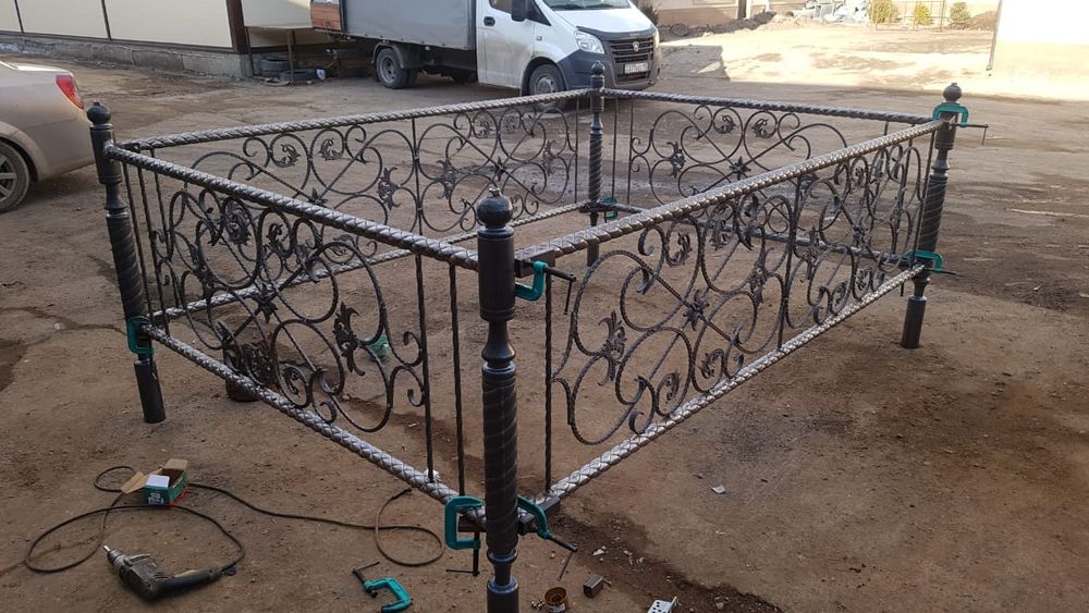 Оградки .узоры кованые.кресты.