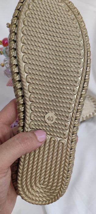 Продаются нарядные шлепанцы MUGUAN