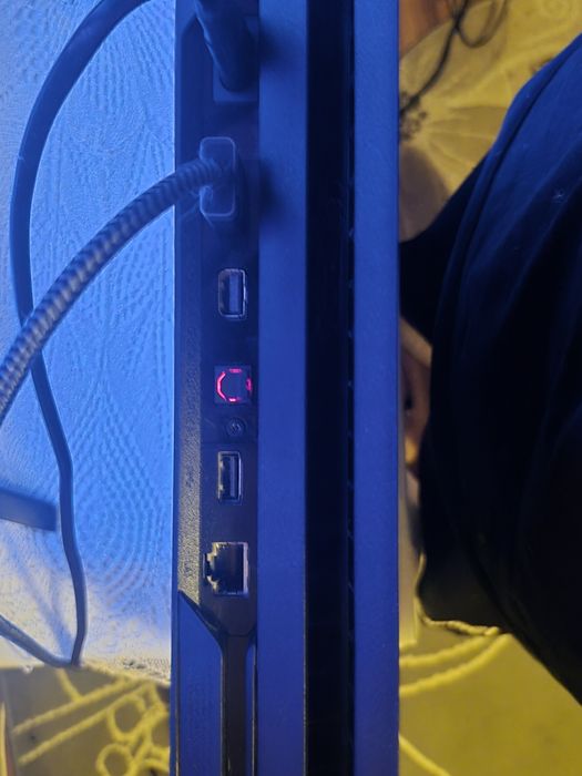 Vând ps4 pro 1tb